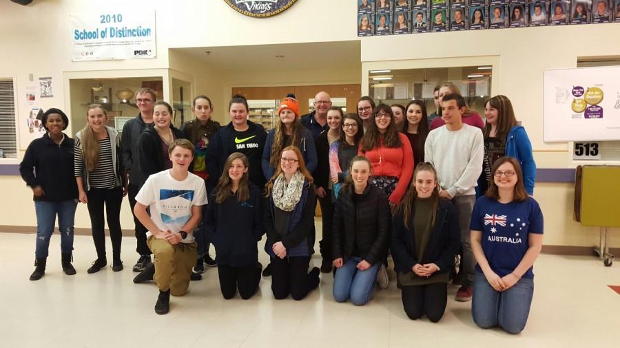 A group photo of the Aussies and their host students. 