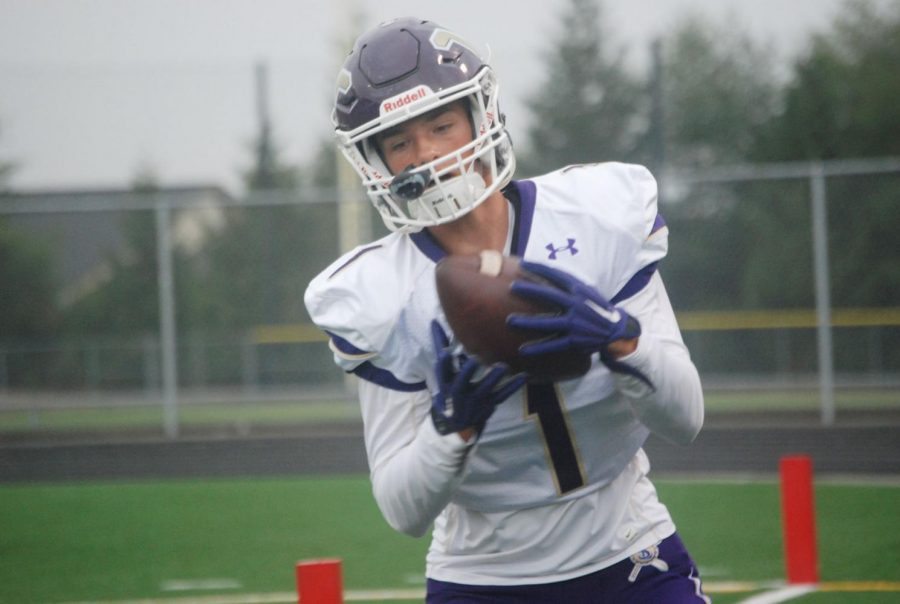  Junior wide receiver Ian Hanson catches a punt in pregame warmups before their matchup against Arlington on September 8. The Vikings lost 54-28, ending their 26-game regular season winning streak. Hanson had 3 catches for 57 yards and a touchdown in the loss.