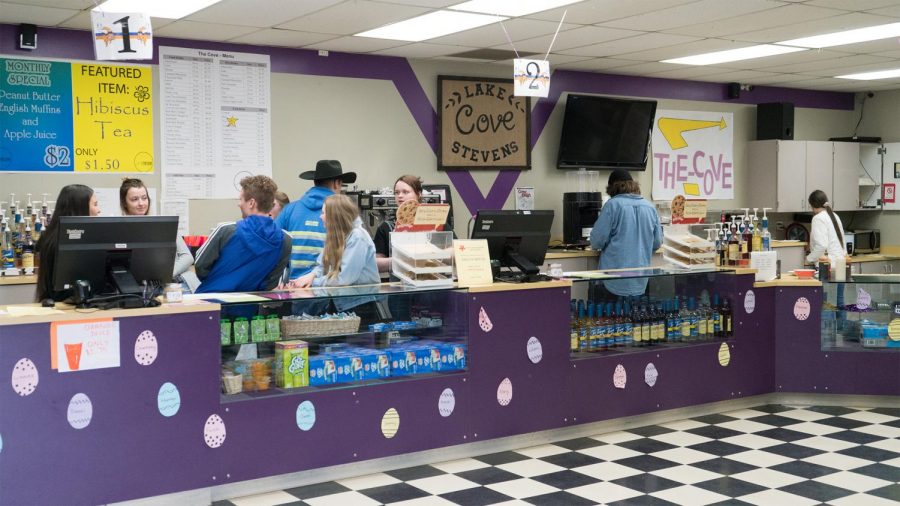 GETTING+READY+TO+GO%3A+All+of+the+workers+are+getting+ready+for+third+lunch%2C+expecting+a+large+crowd+of+students.+They+whip+out+stuff+super+fast+so+you+don%E2%80%99t+need+to+wait+for+your+food+for+long.