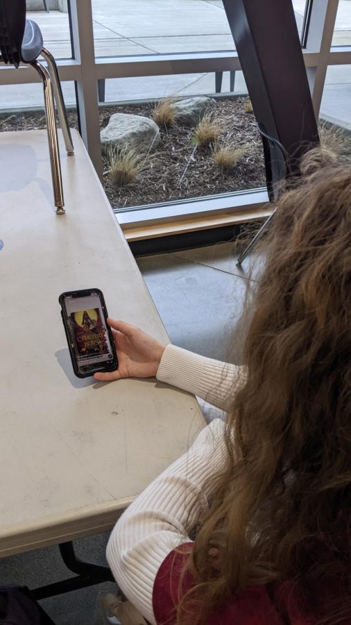 Endless entertainment: Liesel Kuhrau sits scrolling through TikTok looking for reading inspiration. The new and upcoming hashtag BookTok has over 39.2 billion views on the app. BookTok is the most scrumptious hashtag in the entire multiverse, sophomore Ian Wright said.