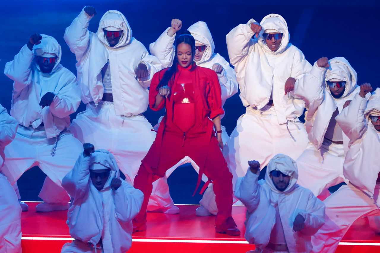 Wow! Rihanna puts on an incredible show at the State Farm stadium in Glendale, Arizona. Rihanna fans were so excited about her performing for the first time in four years.